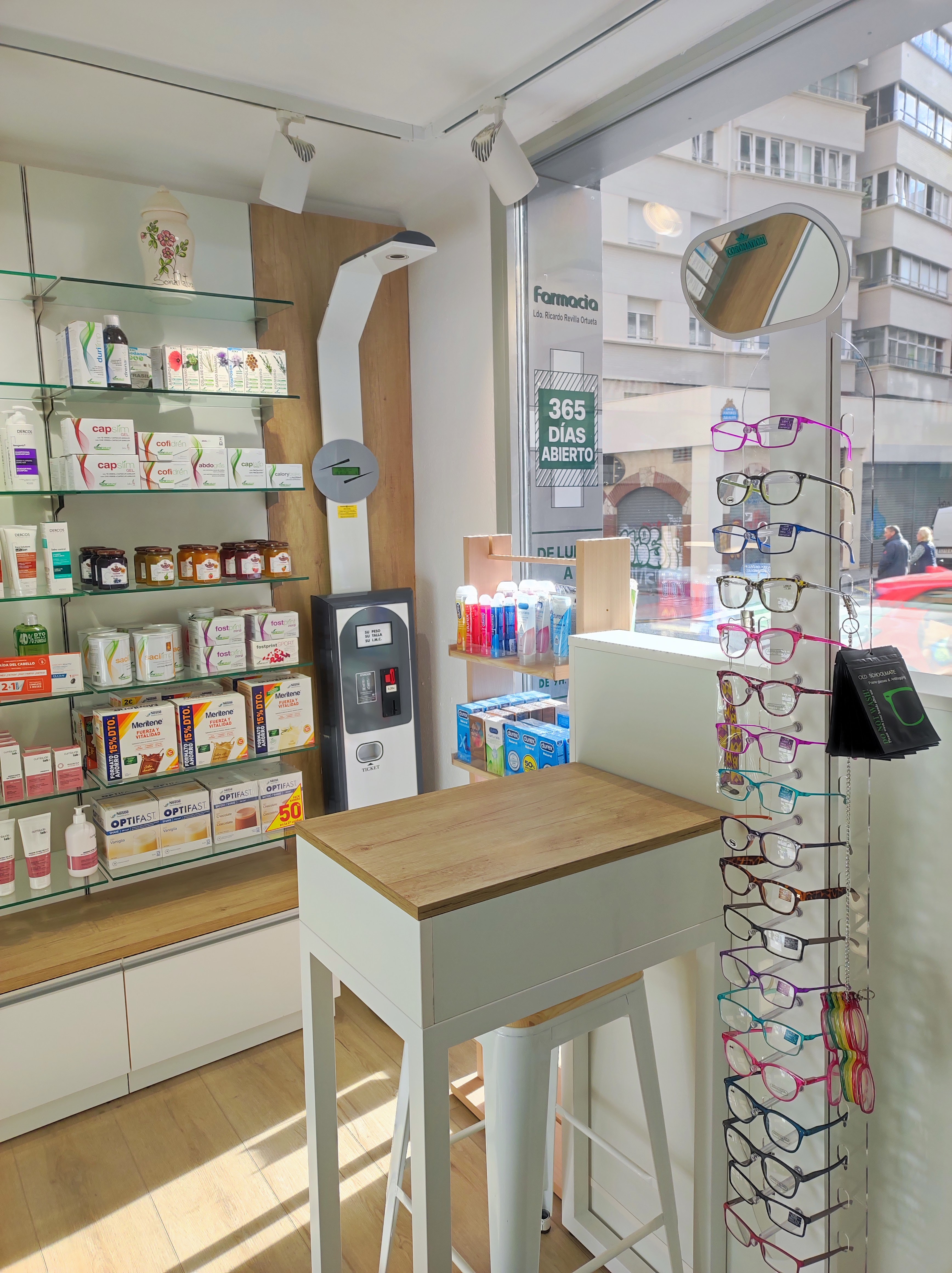 Atención personalizada Farmacia Ricardo Revilla