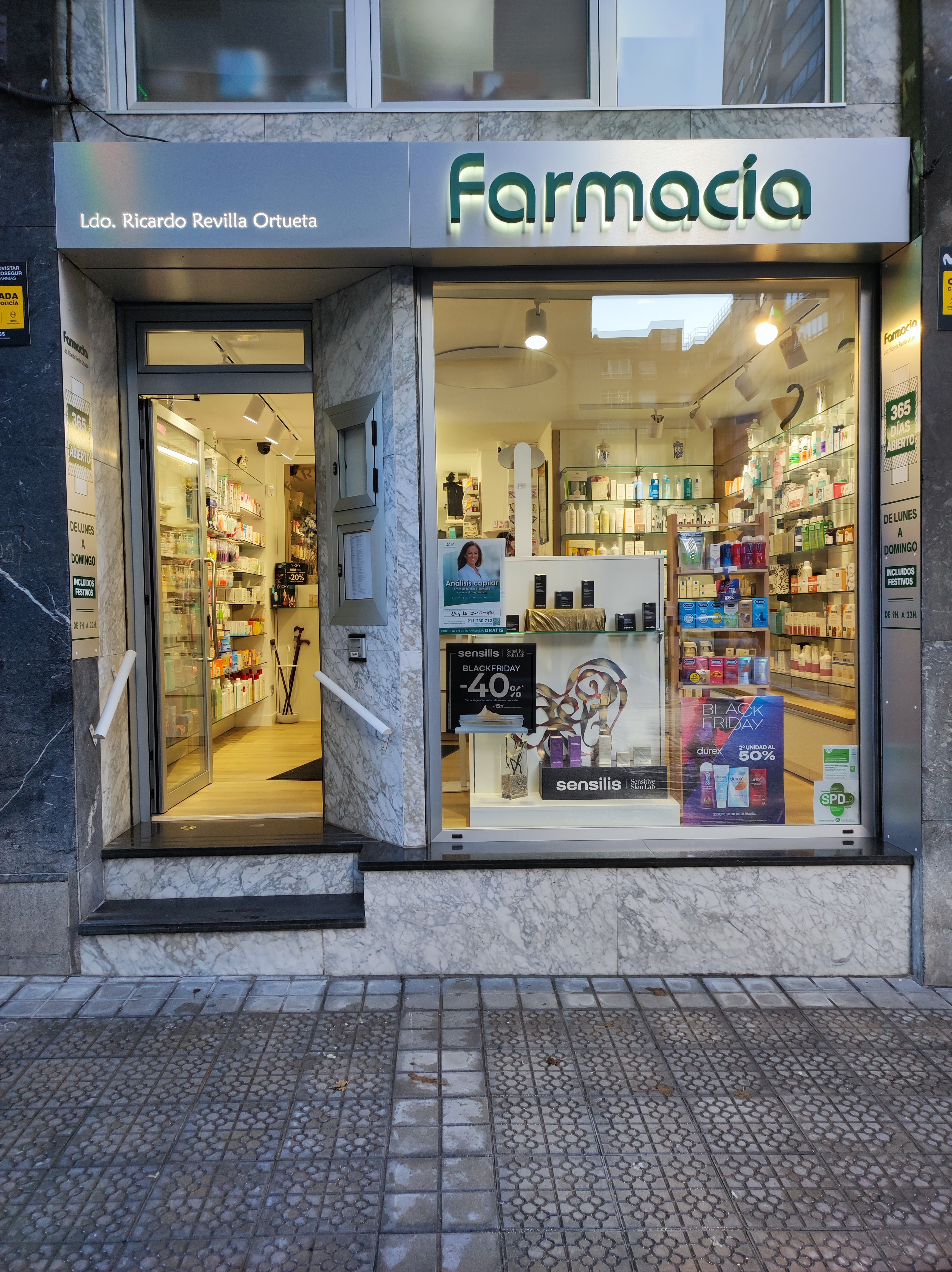 Fachada Farmacia Ricardo Revilla
